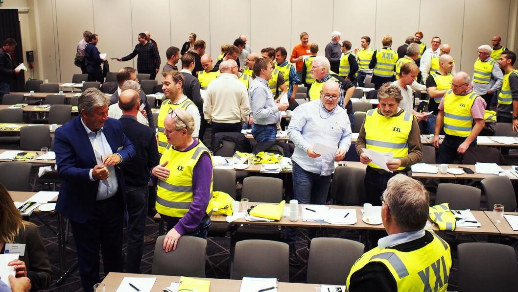 Alle må trene på kundedialog, de med gule vester var kunder. Foto: Jan Røsholm Alle må trene på kundedialog, de med gule vester var kunder. Foto: Jan Røsholm