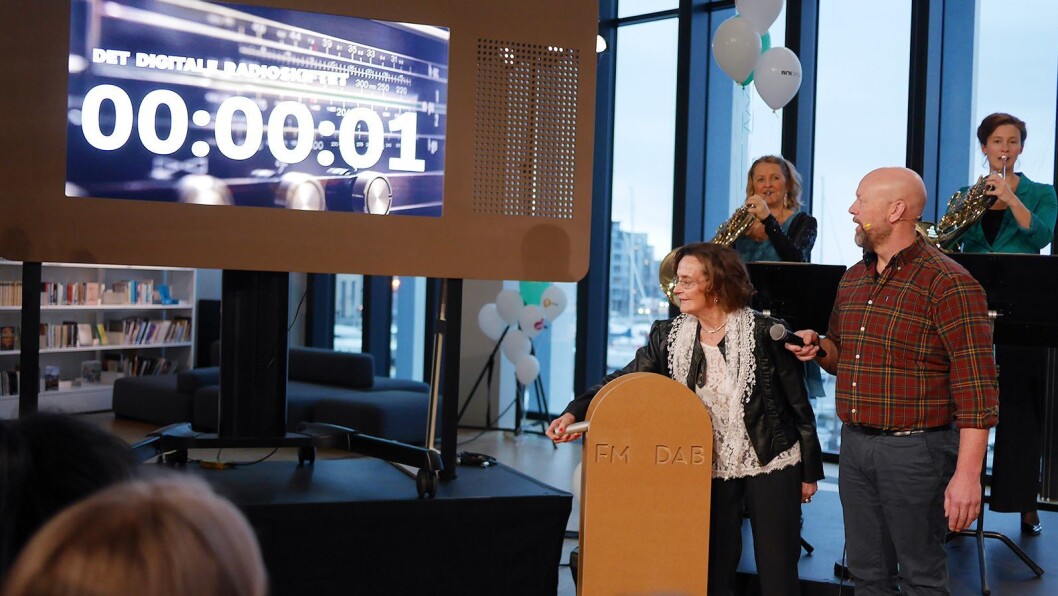 NRK Nordland-lytter, Berit Olderskog, drar i den symbolske spaken da FM-nettet i Nordland blir slukket 11. januar kl. 11.11. Til høyre programleder Geir Schau i Radio Norge. Foto: Stian Sønsteng NRK Nordland-lytter, Berit Olderskog, drar i den symbolske spaken da FM-nettet i Nordland blir slukket 11. januar kl. 11.11. Til høyre programleder Geir Schau i Radio Norge. Foto: Stian Sønsteng
