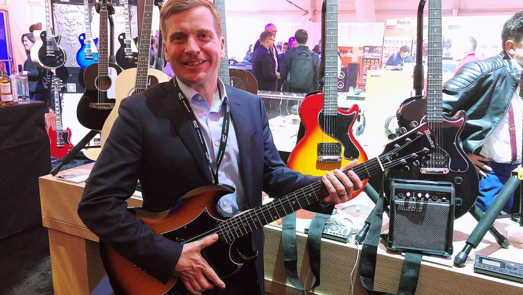 James Belok, globalt ansvarlig for Maestro by Gibson, med den nye gitarfargen de slipper i 2018-porteføljen. Foto: Stian Sønsteng. James Belok, globalt ansvarlig for Maestro by Gibson, med den nye gitarfargen de slipper i 2018-porteføljen. Foto: Stian Sønsteng.