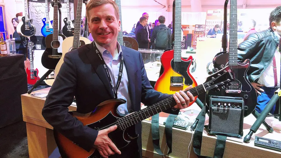 James Belok, globalt ansvarlig for Maestro by Gibson, med den nye gitarfargen de slipper i 2018-porteføljen. Foto: Stian Sønsteng. James Belok, globalt ansvarlig for Maestro by Gibson, med den nye gitarfargen de slipper i 2018-porteføljen. Foto: Stian Sønsteng.