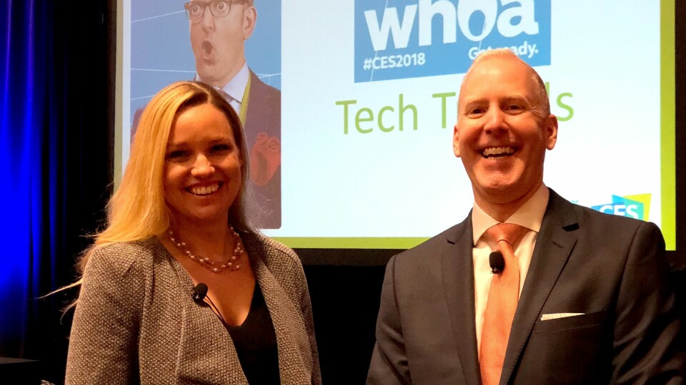 Steve Koenig (t. h.) og Lesley Rohrbaug i den amerikanske bransjeorganisasjonen Consumer Technology Association (CTA). Foto: Stian Sønsteng
