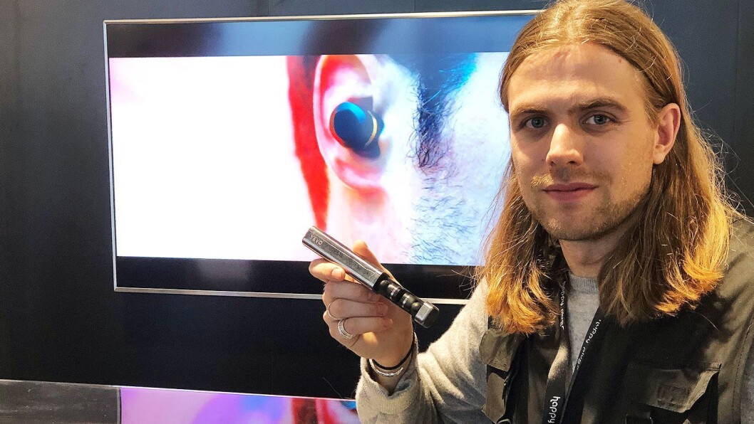 Oscar Knaust i Yevo Labs og Happy Plugs med Yevo Humanium, med latefutteral i stål fra illegale våpen. Foto: Stian Sønsteng. Oscar Knaust i Yevo Labs og Happy Plugs med Yevo Humanium, med latefutteral i stål fra illegale våpen. Foto: Stian Sønsteng.