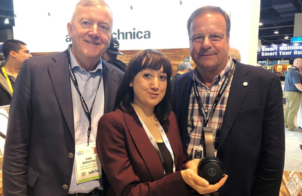 Fra venstre Owe Bergsten (Bergsala Holding), Rebecca Ward (Audio-Technica Limited) og Jonas Turitz (Bergsala Handic) med Audio-Technica ATH-S200BT. Foto: Stian Sønsteng. Fra venstre Owe Bergsten (Bergsala Holding), Rebecca Ward (Audio-Technica Limited) og Jonas Turitz (Bergsala Handic) med Audio-Technica ATH-S200BT. Foto: Stian Sønsteng.