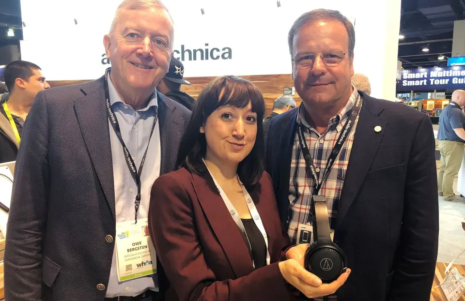 Fra venstre Owe Bergsten (Bergsala Holding), Rebecca Ward (Audio-Technica Limited) og Jonas Turitz (Bergsala Handic) med Audio-Technica ATH-S200BT. Foto: Stian Sønsteng. Fra venstre Owe Bergsten (Bergsala Holding), Rebecca Ward (Audio-Technica Limited) og Jonas Turitz (Bergsala Handic) med Audio-Technica ATH-S200BT. Foto: Stian Sønsteng.