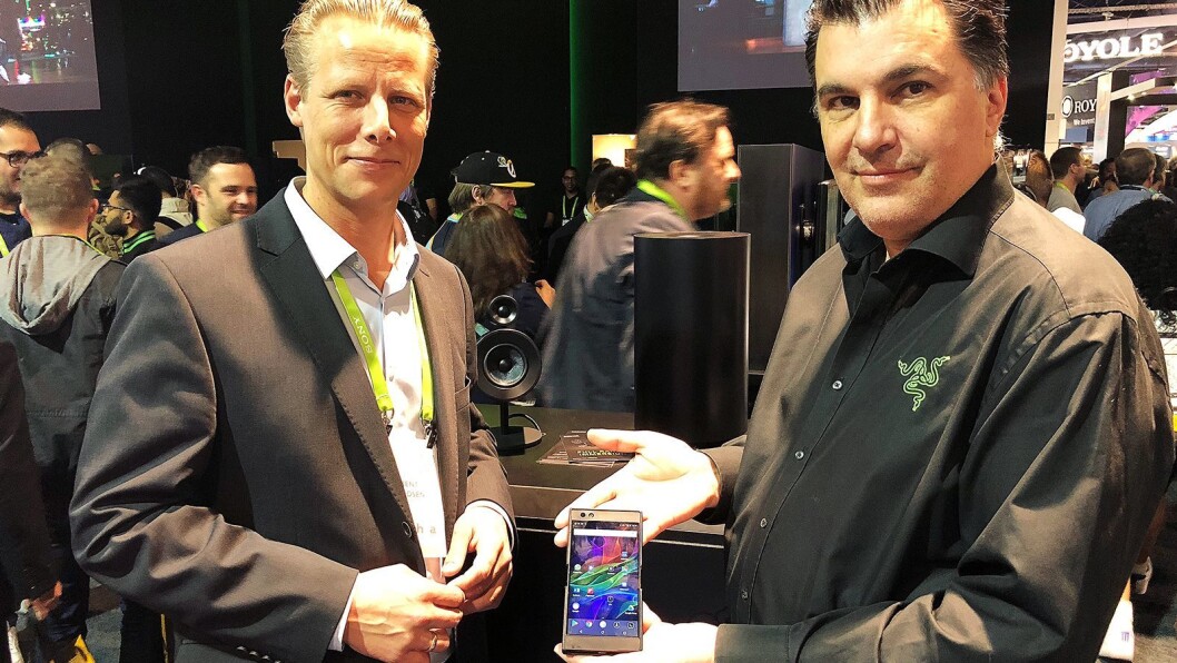 Razers europeiske toppsjef, Marco Chillon (t. h.) og Bent Madsen i Aurora Group foran det nye 2.1-systemet Nommo Pro. Chillon viser Razers mobiltelefon. Foto: Stian Sønsteng. Razers europeiske toppsjef, Marco Chillon (t. h.) og Bent Madsen i Aurora Group foran det nye 2.1-systemet Nommo Pro. Chillon viser Razers mobiltelefon. Foto: Stian Sønsteng.