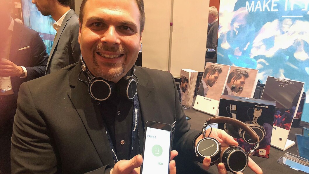 Mario Gebhardt i Beyerdynamic med hodetelefonene Aventho, som justerer lydprofilen etter hørselen til brukeren. Foto: Stian Sønsteng. Mario Gebhardt i Beyerdynamic med hodetelefonene Aventho, som justerer lydprofilen etter hørselen til brukeren. Foto: Stian Sønsteng.