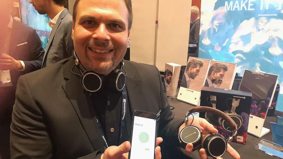 Mario Gebhardt i Beyerdynamic med hodetelefonene Aventho, som justerer lydprofilen etter hørselen til brukeren. Foto: Stian Sønsteng. Mario Gebhardt i Beyerdynamic med hodetelefonene Aventho, som justerer lydprofilen etter hørselen til brukeren. Foto: Stian Sønsteng.