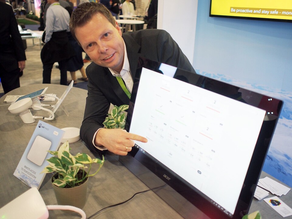 Øyvind Birkenes viser frem dashbordet, som vil gi brukeren en grafisk oversikt over luftkvaliteten i hele bygget. Foto: Jan Røsholm