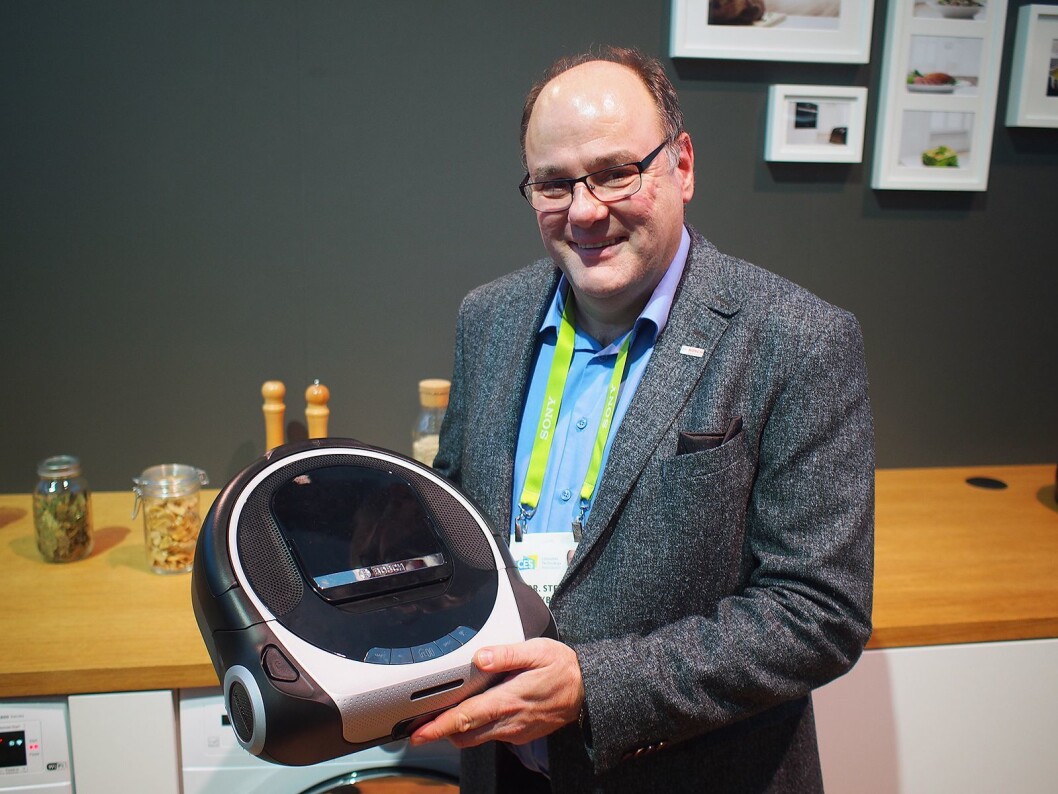Stefan Finkbeiner i Bosch Sensortec viser frem en robotstøvsuger som er full av sensorer fra Bosch. Foto: Jan Røsholm Stefan Finkbeiner i Bosch Sensortec viser frem en robotstøvsuger som er full av sensorer fra Bosch. Foto: Jan Røsholm