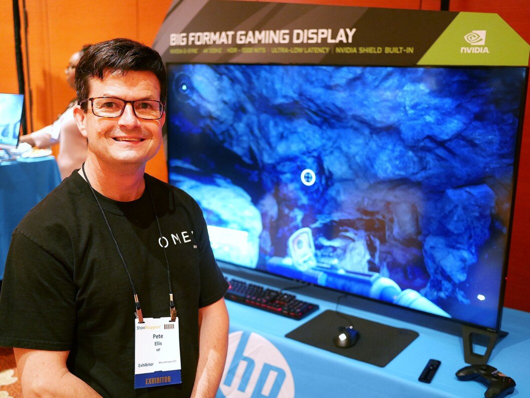Pete Ellis, global produktsjef for Omen-skjermer i HP, med selskapets nye spillskjerm i storformat, Omen X65. Foto: Stian Sønsteng Pete Ellis, global produktsjef for Omen-skjermer i HP, med selskapets nye spillskjerm i storformat, Omen X65. Foto: Stian Sønsteng
