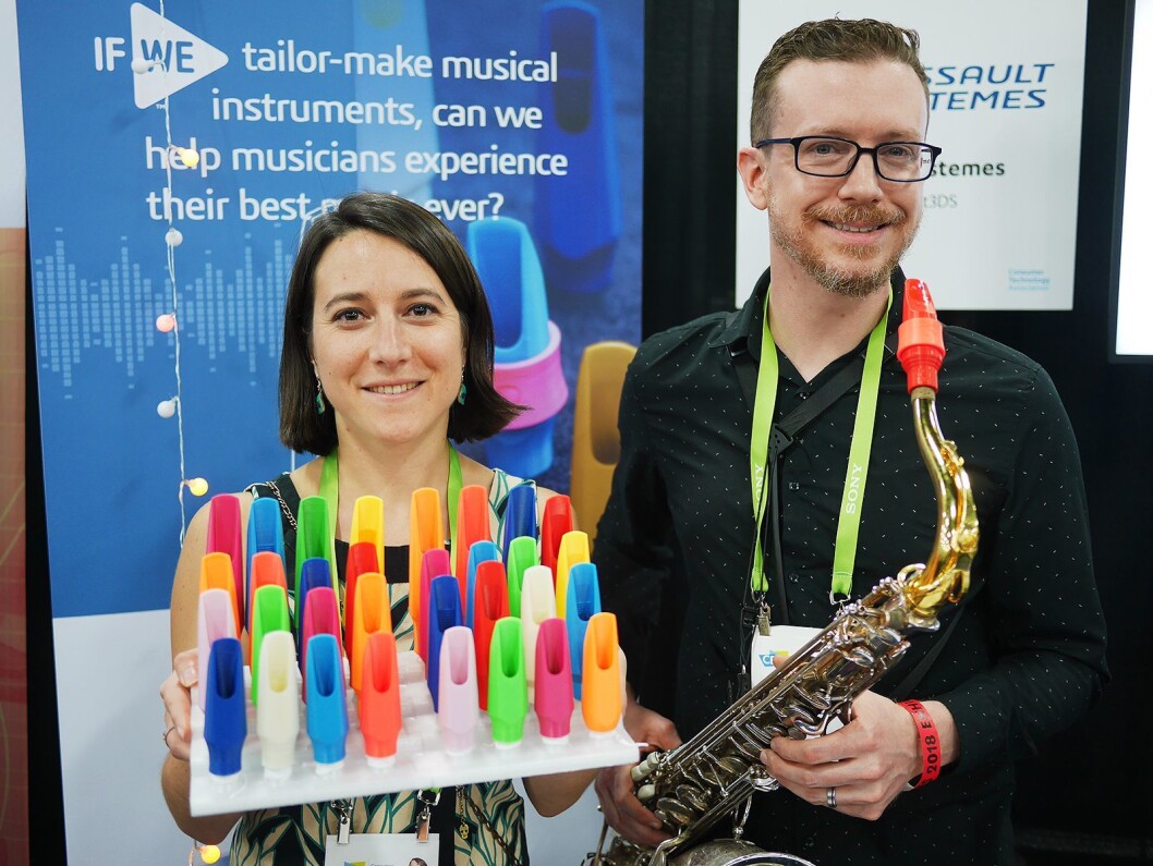 Pauline Eveno i franske Syos lager munnstykker for saksofoner på 3D-printere, og har i Las Vegas med seg Eddie Rich som spiller sammen med Boys II Men. Foto: Stian Sønsteng Pauline Eveno i franske Syos lager munnstykker for saksofoner på 3D-printere, og har i Las Vegas med seg Eddie Rich som spiller sammen med Boys II Men. Foto: Stian Sønsteng