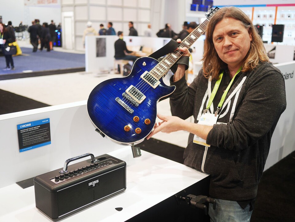 Jeff Slingluff i Boss U. S., en divisjon i Roland Corporation U. S, med gitarforsterkeren Boss Katana-Air. Denne går på batteri, og det følger med en trådløs sender. Foto: Stian Sønsteng