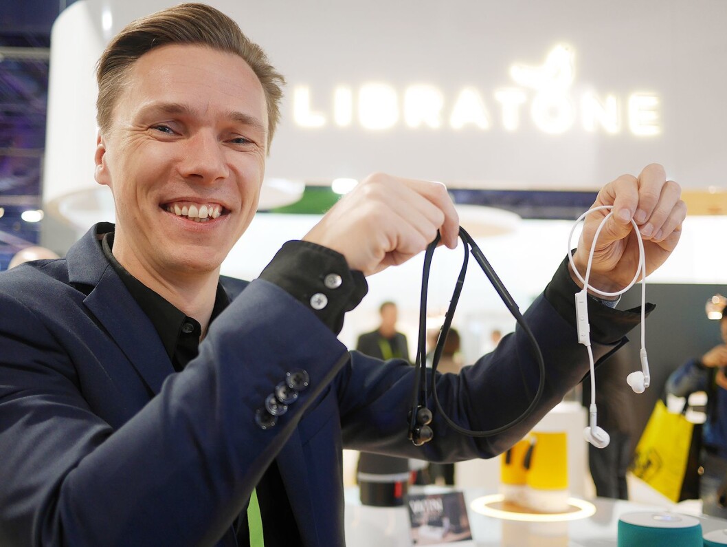 Uffe Kjems Hansen, global produktdirektør i Libratone, med Track+ (sort) og Track (hvit). Foto: Stian Sønsteng Uffe Kjems Hansen, global produktdirektør i Libratone, med Track+ (sort) og Track (hvit). Foto: Stian Sønsteng