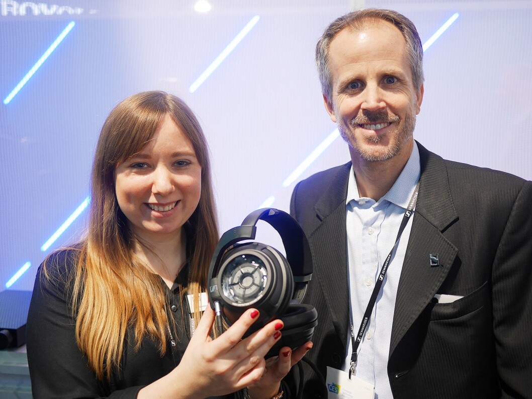Andreas Sennheiser og Jacqueline Gusmag med den lukkede hodetelefonen Sennheiser HD 820, med glass på klokkene. Pris: 2.400 euro. Foto: Stian Sønsteng Andreas Sennheiser og Jacqueline Gusmag med den lukkede hodetelefonen Sennheiser HD 820, med glass på klokkene. Pris: 2.400 euro. Foto: Stian Sønsteng