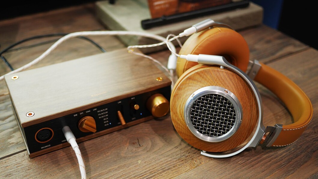 Klipsch’ halvåpne hodetelefon Heritage HP-3 med hodetelefonforsterkeren i samme serie. Pris: 15.000,- og 7.000,- Foto: Stian Sønsteng Klipsch’ halvåpne hodetelefon Heritage HP-3 med hodetelefonforsterkeren i samme serie. Pris: 15.000,- og 7.000,- Foto: Stian Sønsteng