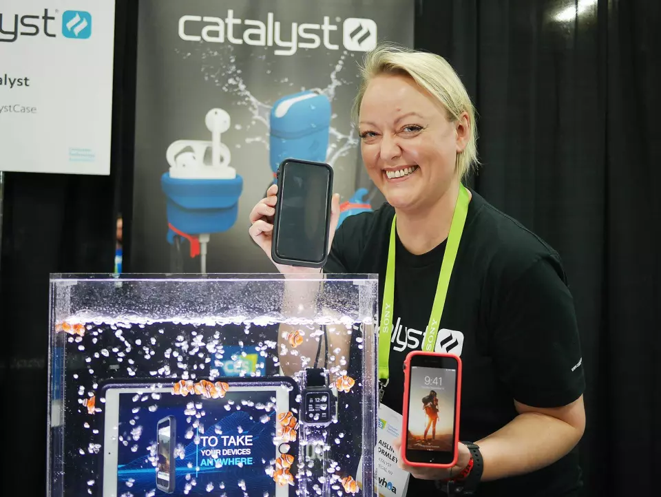 Aisling Gormley i Catalyst med vann- og støtsikre deksler til iPhone og Apple Watch. Foto: Stian Sønsteng