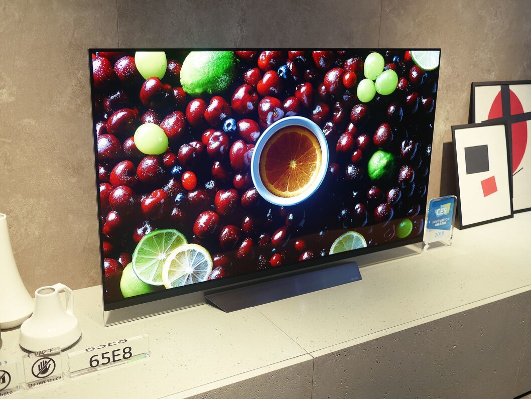 Oled-modellene i E-serien har ifølge LG fått en mer diskret høyttaler i front. Foto: Stian Sønsteng. Oled-modellene i E-serien har ifølge LG fått en mer diskret høyttaler i front. Foto: Stian Sønsteng.