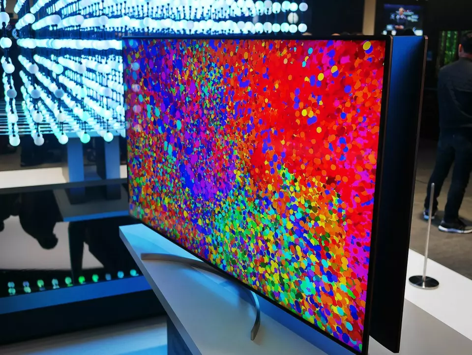 Toppmodellen på LCD-siden, 950, har Nano Cell som skal gi bedre og renere farger,og har lokal dimming med 96 soner. Foto: Stian Sønsteng.