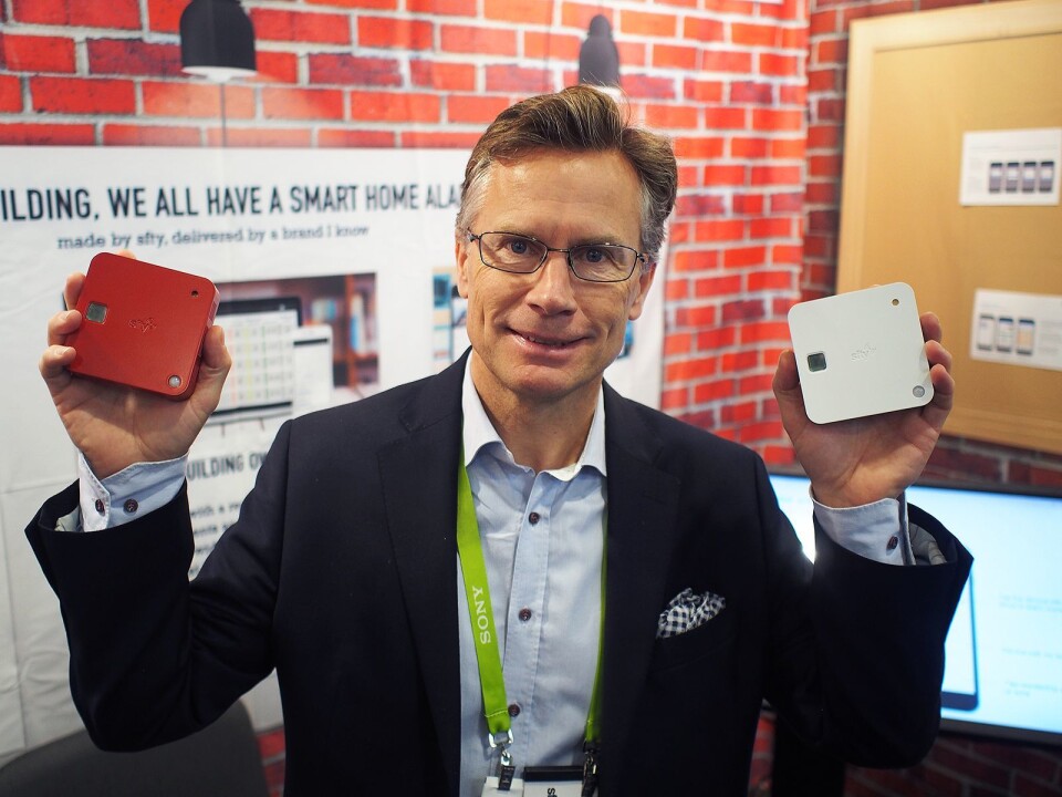 Salgsansvarlig Espen Schrøder viser frem de smarte detektorene. Foto: Jan Røsholm