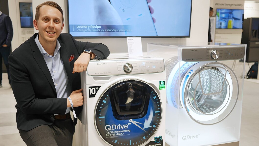 Mathias Johanssens, opplærings- og kommunikasjonssjef for hvitevarer i Samsung Electronics Norden, med toppmodellen 8800 i QuickDrive-serien. Pris: 17.000,- Foto: Stian Sønsteng Mathias Johanssens, opplærings- og kommunikasjonssjef for hvitevarer i Samsung Electronics Norden, med toppmodellen 8800 i QuickDrive-serien. Pris: 17.000,- Foto: Stian Sønsteng