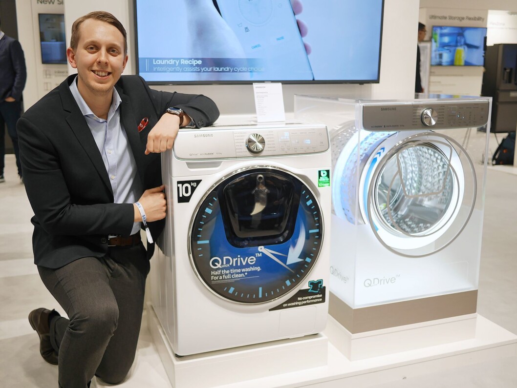 Mathias Johanssens, opplærings- og kommunikasjonssjef for hvitevarer i Samsung Electronics Norden, med toppmodellen 8800 i QuickDrive-serien. Pris: 17.000,- Foto: Stian Sønsteng. Mathias Johanssens, opplærings- og kommunikasjonssjef for hvitevarer i Samsung Electronics Norden, med toppmodellen 8800 i QuickDrive-serien. Pris: 17.000,- Foto: Stian Sønsteng.