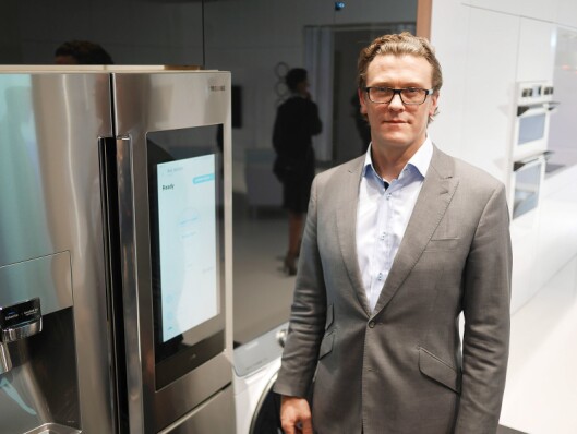 Dan Harvie er Samsungs sjef for hvitevarer i Europa. Her med Family Hub 3.0. Foto: Stian Sønsteng Dan Harvie er Samsungs sjef for hvitevarer i Europa. Her med Family Hub 3.0. Foto: Stian Sønsteng
