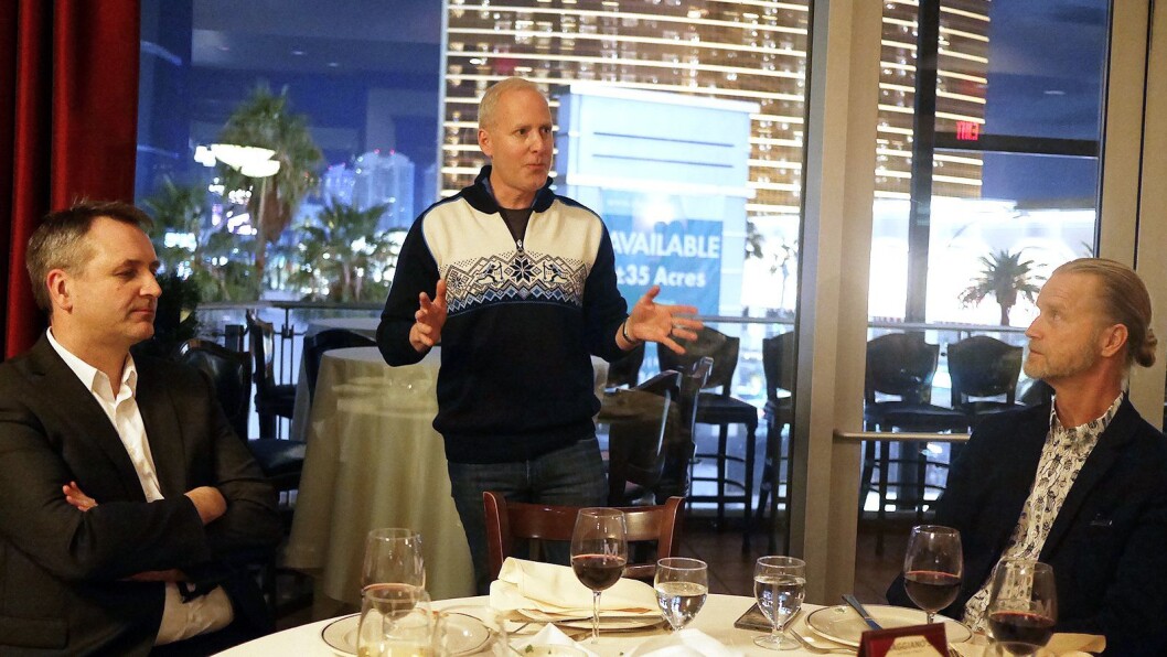 Steve Koenig, direktør for global analyse hos CTA, stilte i norsk strikkegenser på bransje- og pressemiddagen i Las Vegas. Her flankert av Jan Røsholm (t. v.) og Klas Elm i den norske og svenske bransjeforeningen. Foto: Stian Sønsteng Steve Koenig, direktør for global analyse hos CTA, stilte i norsk strikkegenser på bransje- og pressemiddagen i Las Vegas. Her flankert av Jan Røsholm (t. v.) og Klas Elm i den norske og svenske bransjeforeningen. Foto: Stian Sønsteng