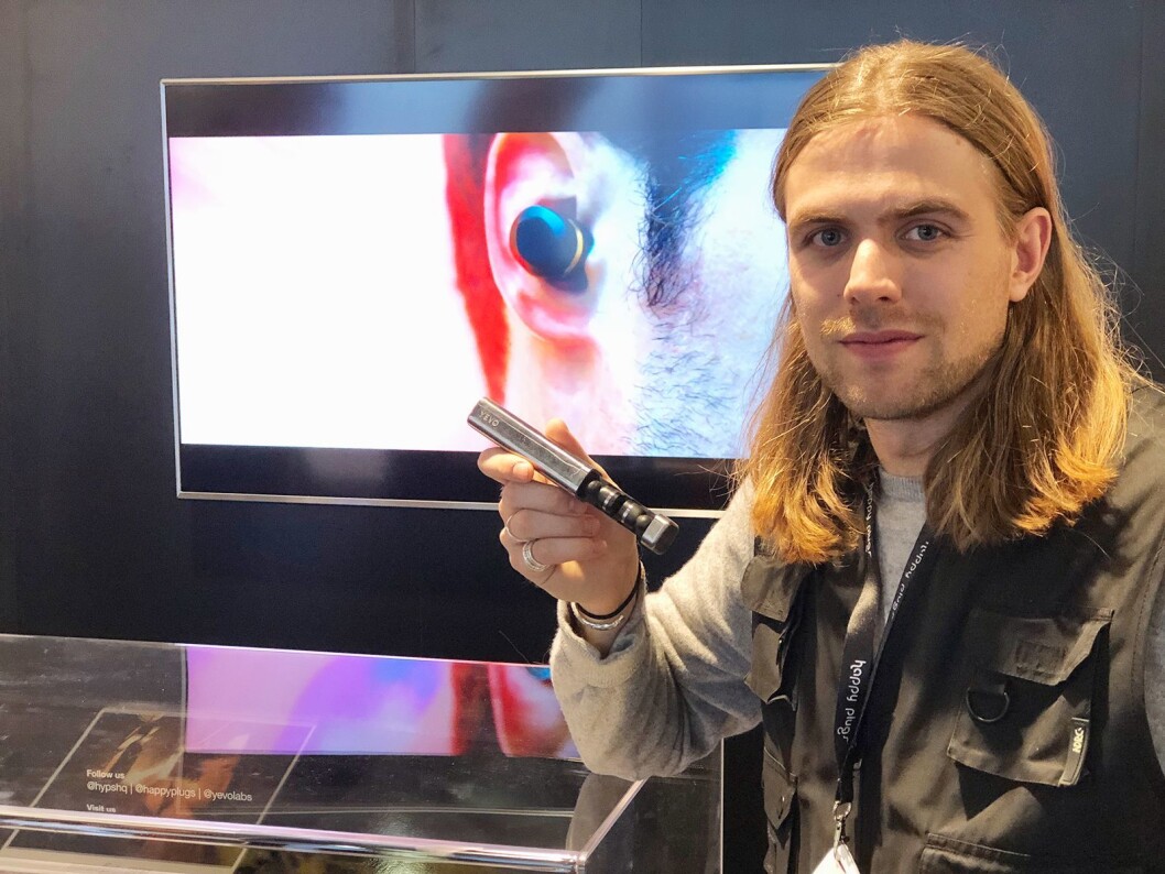 Oscar Knaust i Yevo Labs og Happy Plugs med Yevo Humanium, med latefutteral i stål fra illegale våpen. Foto: Stian Sønsteng Oscar Knaust i Yevo Labs og Happy Plugs med Yevo Humanium, med latefutteral i stål fra illegale våpen. Foto: Stian Sønsteng
