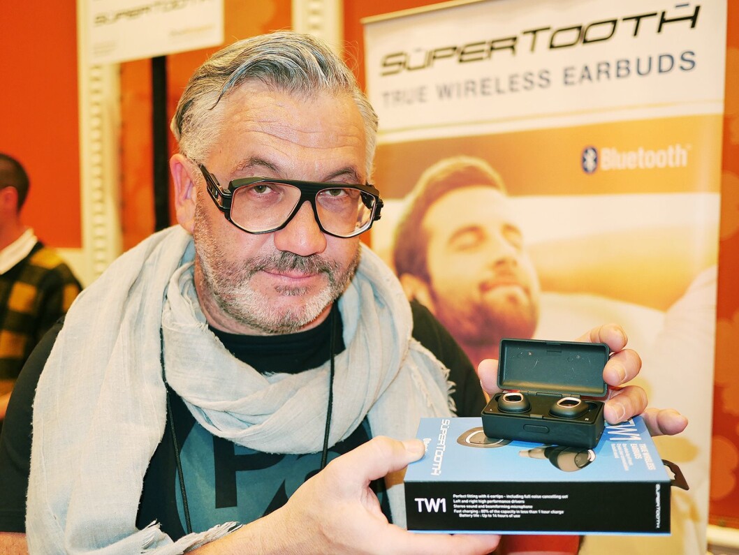 Yves Le Reun i Euro Communication Equipements med blåtannøreproppene SuperTooth TW1. Foto: Stian Sønsteng Yves Le Reun i Euro Communication Equipements med blåtannøreproppene SuperTooth TW1. Foto: Stian Sønsteng