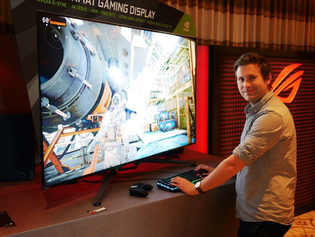 Produktspesialist Emanuel Järnland i Asus foran Asus ROG Swift PG65. Foto: Stian Sønsteng Produktspesialist Emanuel Järnland i Asus foran Asus ROG Swift PG65. Foto: Stian Sønsteng