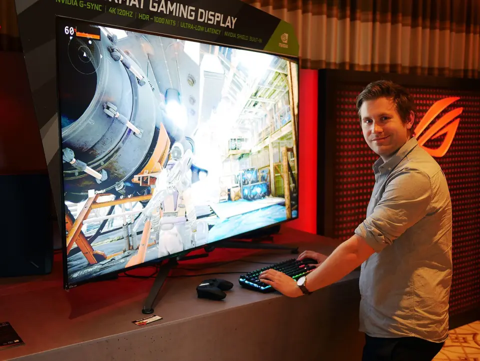 Produktspesialist Emanuel Järnland i Asus foran Asus ROG Swift PG65. Foto: Stian Sønsteng Produktspesialist Emanuel Järnland i Asus foran Asus ROG Swift PG65. Foto: Stian Sønsteng