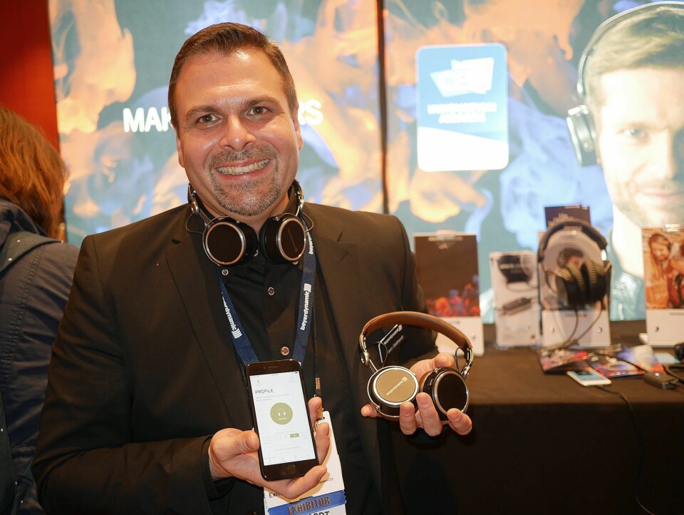Mario Gebhardt i Beyerdynamic med hodetelefonene Aventho Wireless, som justerer lydprofilen etter hørselen til brukeren. Foto: Stian Sønsteng