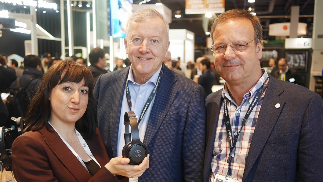Fra venstre Rebecca Ward (Audio-Technica Limited), Owe Bergsten (Bergsala Holding) og Jonas Turitz (Bergsala Handic) med Audio-Technica ATH-S200BT. Pris: 69 euro. Foto: Stian Sønsteng