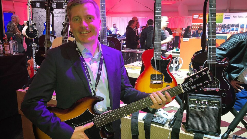 James Belok, globalt ansvarlig for Maestro by Gibson, med den nye gitarfargen de slipper i 2018-porteføljen. Foto: Stian Sønsteng