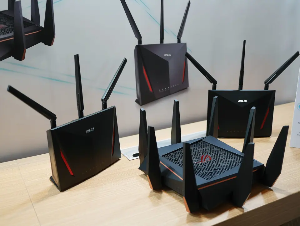 AiMesh er navnet på Asus’ løsning for å utvide en eksisterende ruter til et maskenettverk (mesh). Foto: Stian Sønsteng. AiMesh er navnet på Asus’ løsning for å utvide en eksisterende ruter til et maskenettverk (mesh). Foto: Stian Sønsteng.