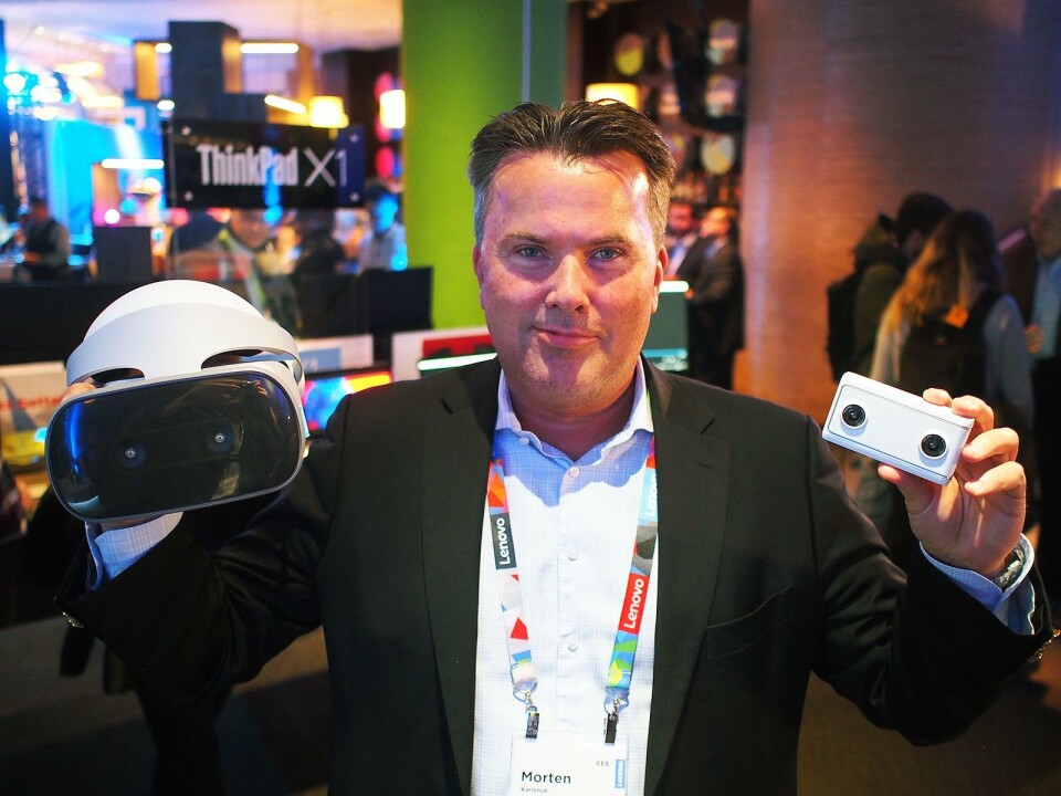 Nordisk direktør Morten Karlsrud viser frem Lenovos nye VR-brille og 180-graders kamera. Foto: Jan Røsholm