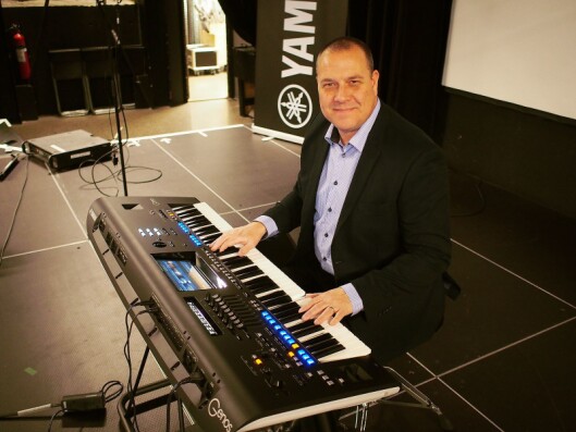 Jens Amtoft i Yamaha demonstrer hvilke muligheter som ligger i Genos. Foto: Jan Røsholm. Jens Amtoft i Yamaha demonstrer hvilke muligheter som ligger i Genos. Foto: Jan Røsholm.