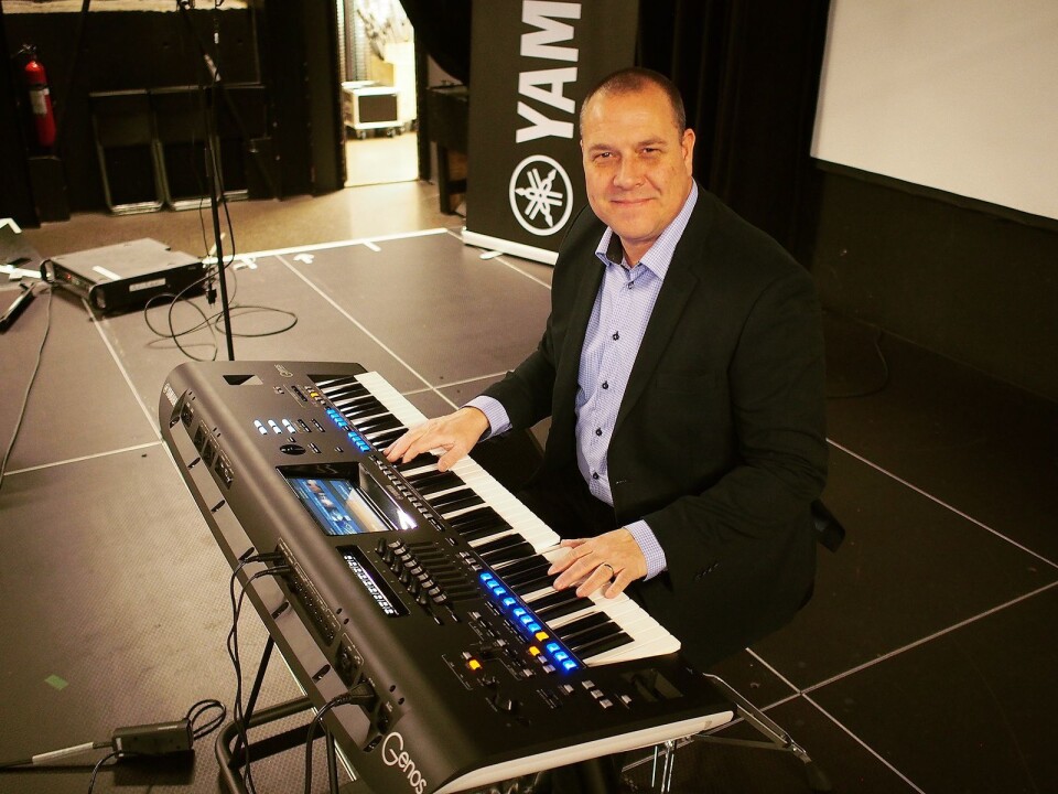 Jens Amtoft i Yamaha demonstrer hvilke muligheter som ligger i Genos. Foto: Jan Røsholm.