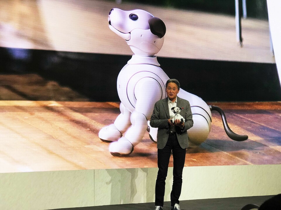 Kazuo Hirai, toppsjef i Sony, viser frem den nye utgaven av robothunden Aibo, med kunstig intelligens (AI). Foto: Stian Sønsteng