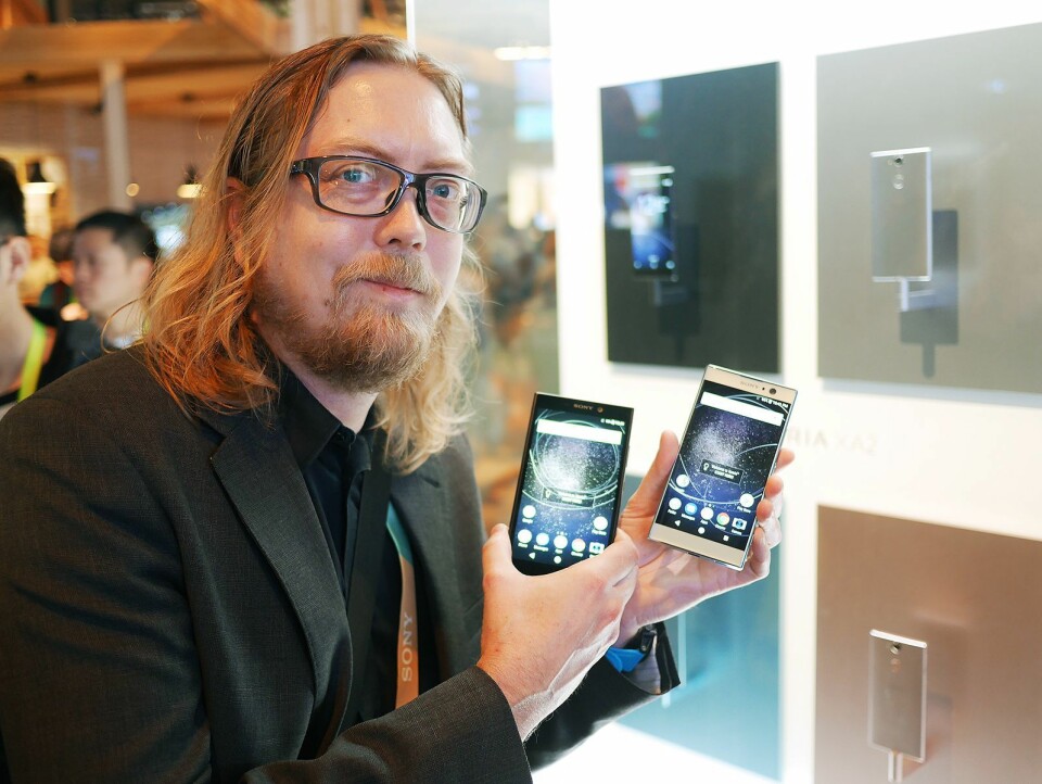 Rikard Skogberg i Sony Mobile Communications viser Xpera XA2 Xperia L2 i super-mellomklassen, til 3.500,- og 2.300,- Foto: Stian Sønsteng