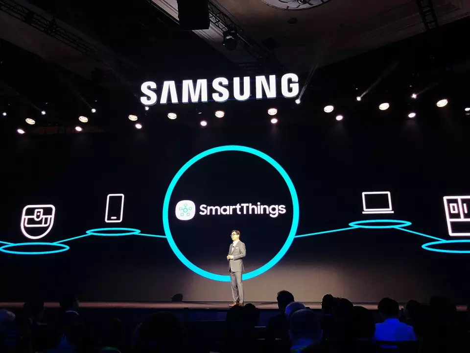 HS Kim, toppsjef i Samsung for forbrukerelektronikk, lanserte nyheten om at selskapet samler alle smartfunksjoner i alle kategorier i SmartThings-appen. Foto: Stian Sønsteng