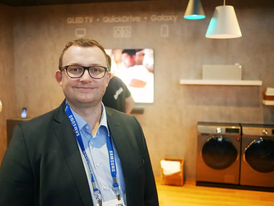 Produktspesialist Knut-Eirik Rørnes i Samsung på CES-messen i Las Vegas. Foto: Stian Sønsteng