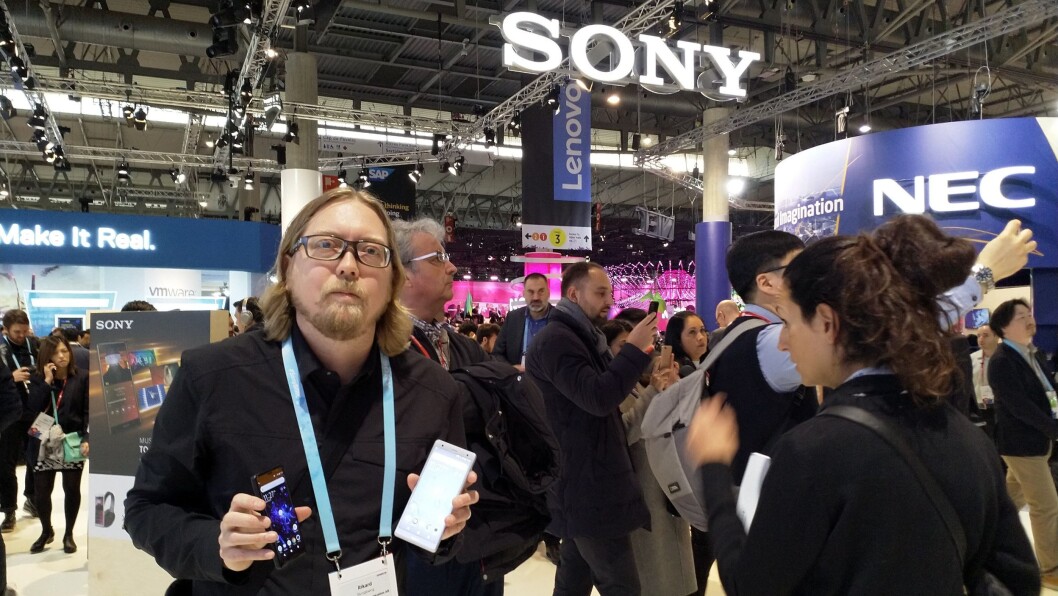 Rikard Skogberg i Sony Mobile viser fram selskapets to nye toppmodeller på årets MWC. Foto: Marte Ottemo. Rikard Skogberg i Sony Mobile viser fram selskapets to nye toppmodeller på årets MWC. Foto: Marte Ottemo.