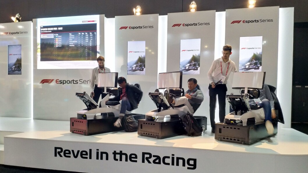 MWC-deltakerne kunne teste egne kjøreferdigheter på Formel 1-standen. Foto: Marte Ottemo. MWC-deltakerne kunne teste egne kjøreferdigheter på Formel 1-standen. Foto: Marte Ottemo.