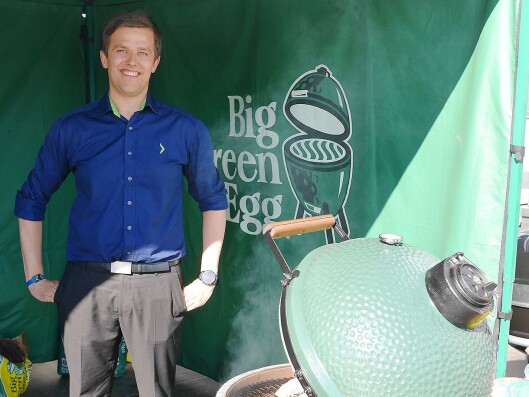 Mats Kronberget Hansen, produktsjef for sesongvarer i Elkjøp Nordic, fotografert under Campus 2017 med utegrillen Big Green Egg. Foto: Stian Sønsteng. Mats Kronberget Hansen, produktsjef for sesongvarer i Elkjøp Nordic, fotografert under Campus 2017 med utegrillen Big Green Egg. Foto: Stian Sønsteng.