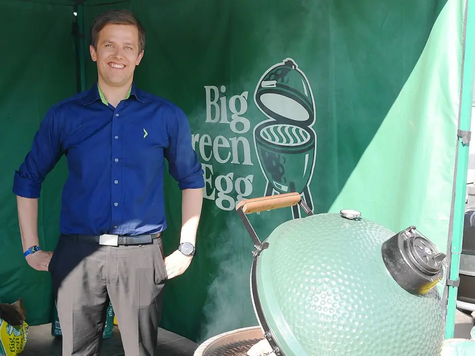 Mats Kronberget Hansen, produktsjef for sesongvarer i Elkjøp Nordic, fotografert under Campus 2017 med utegrillen Big Green Egg. Foto: Stian Sønsteng. Mats Kronberget Hansen, produktsjef for sesongvarer i Elkjøp Nordic, fotografert under Campus 2017 med utegrillen Big Green Egg. Foto: Stian Sønsteng.