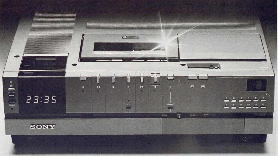 Sonys nye Betamax, SL-C7, er en meget avansert maskin som teknisk sett kan konkurrere med hva det skal være. Bilde fra Radiobransjen nr. 10/1979.