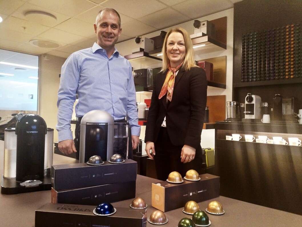 Martin Trangrud, salgssjef i Nestlé Nespresso Norge og Gro Flisnes, merkevareansvarlig, viser fram de nye maskinene og kapslene i Nespressos kontorer på Lysaker. Foto: Marte Ottemo. Martin Trangrud, salgssjef i Nestlé Nespresso Norge og Gro Flisnes, merkevareansvarlig, viser fram de nye maskinene og kapslene i Nespressos kontorer på Lysaker. Foto: Marte Ottemo.