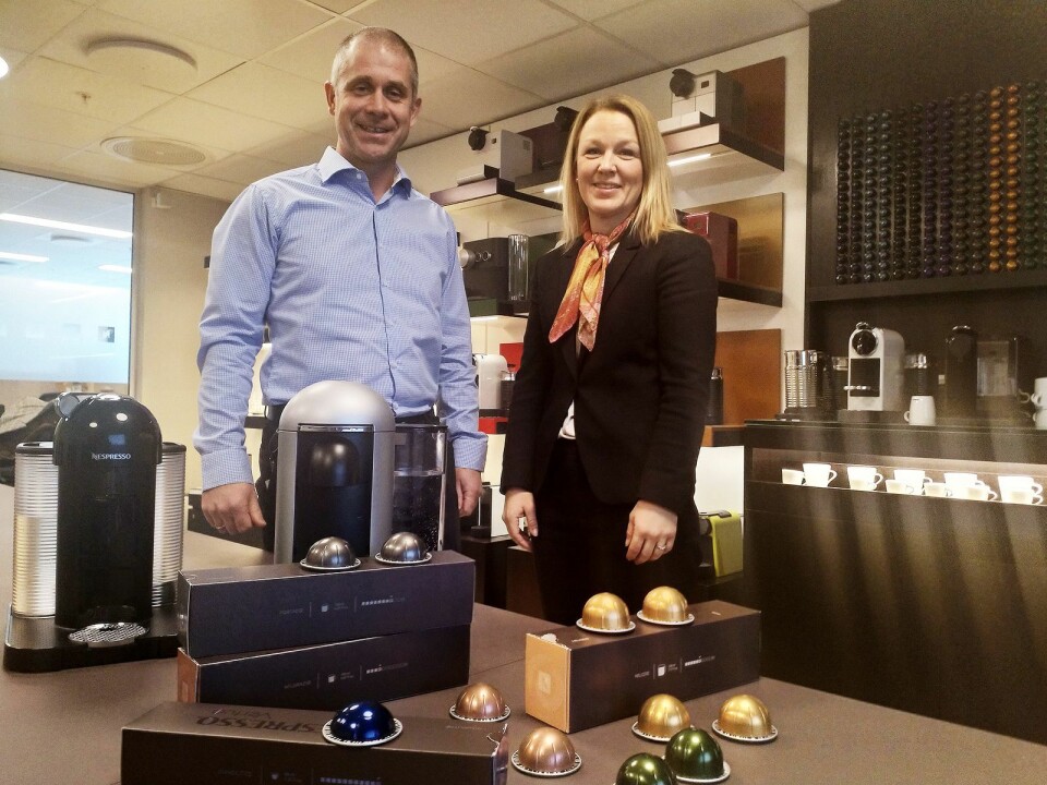 Martin Trangrud, salgssjef i Nestlé Nespresso Norge og Gro Flisnes, merkevareansvarlig, viser fram de nye maskinene og kapslene i Nespressos kontorer på Lysaker. Foto: Marte Ottemo.