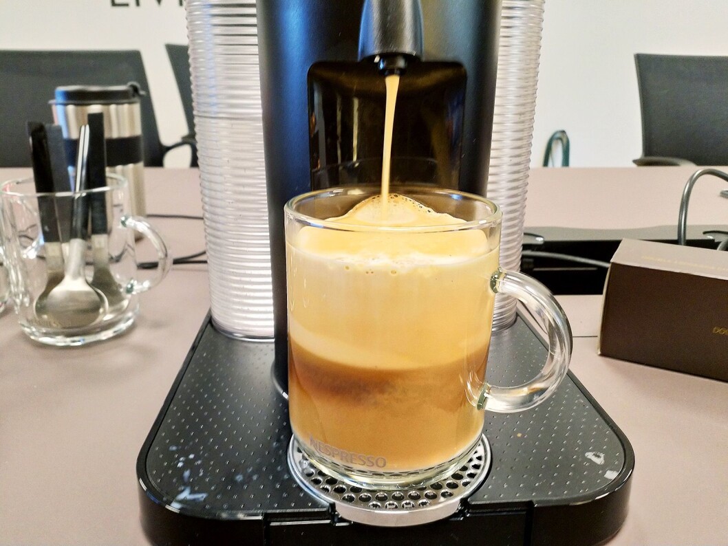 Heller du litt melk i koppen før brygging, lager du en reverso. Det gir ekstra god fylde i cremaen. Foto: Marte Ottemo. Heller du litt melk i koppen før brygging, lager du en reverso. Det gir ekstra god fylde i cremaen. Foto: Marte Ottemo.